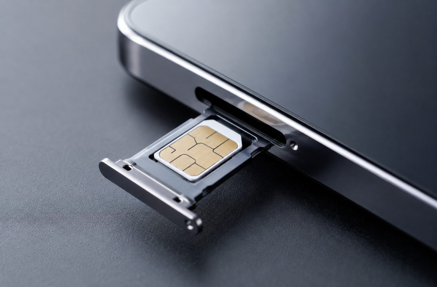Carte SIM insérée dans le tiroir d’un smartphone